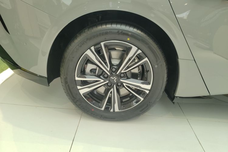 红旗EH7 2025款 600 智选版车身外观6008