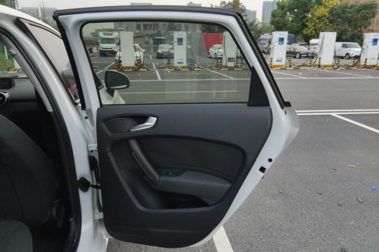 奥迪A1 2014款 30 TFSI Sportback时尚型中控内饰7006