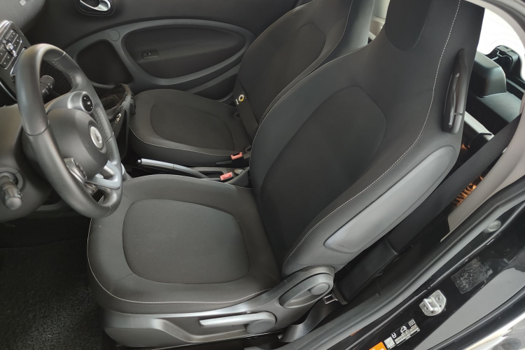 smart fortwo 2019款 0.9T 66千瓦硬顶风擎版 国VI局部细节19