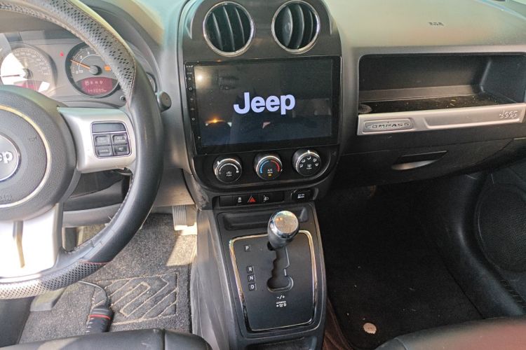 Jeep 指南者(进口) 2015款 2.0L 两驱运动版中控内饰16