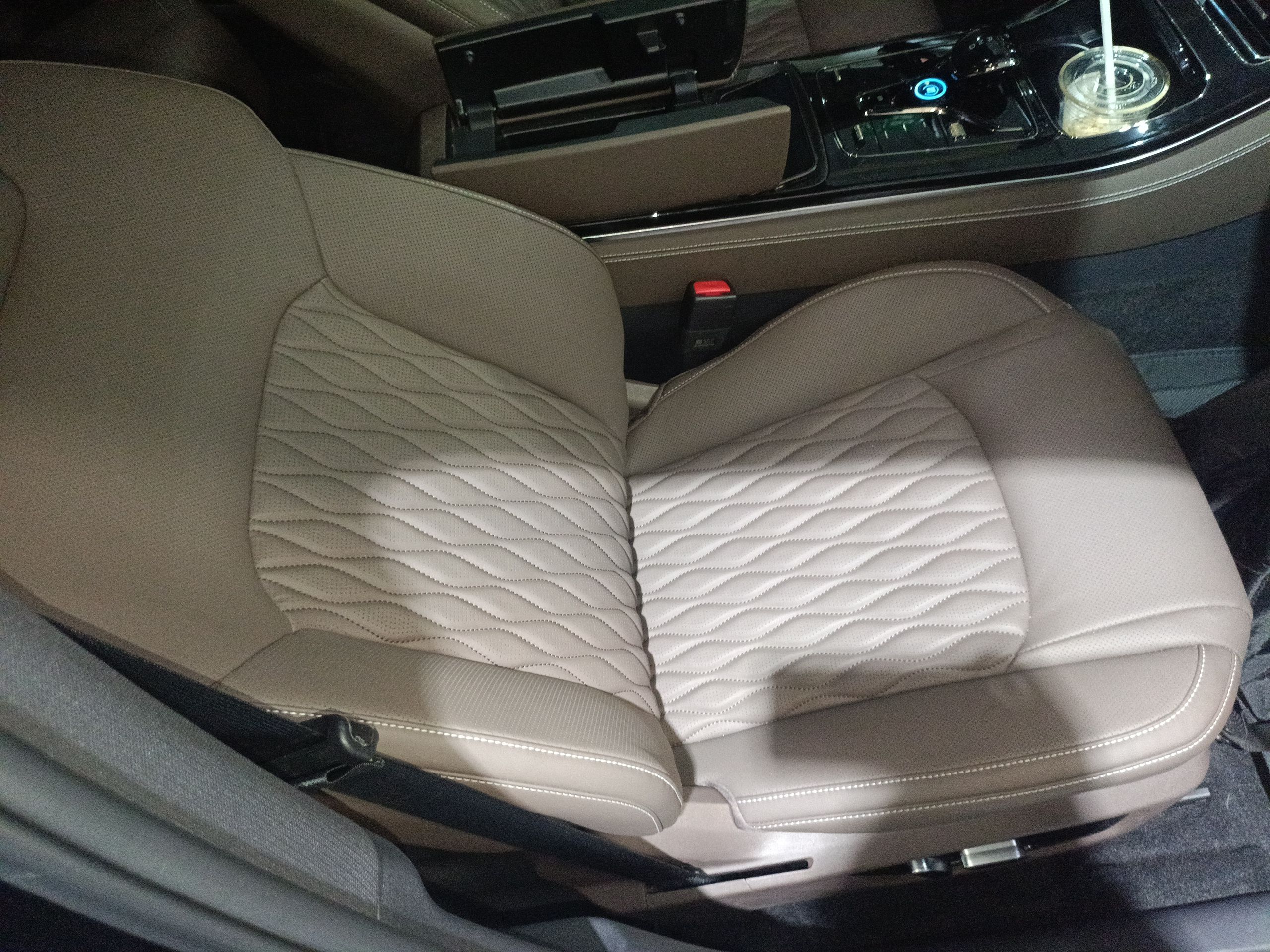 比亚迪 汉 2024款 DM-i 荣耀版 121KM 精英型