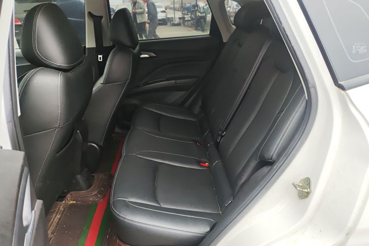 哪吒汽车 哪吒V 2021款 标准续航娱乐版升级型中控内饰21