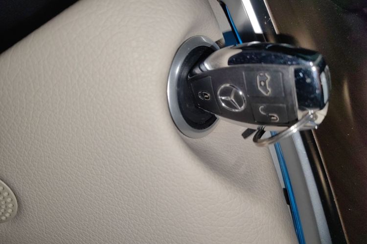 奔驰V级 2020款 V 260 L 长轴距豪华版中控内饰11