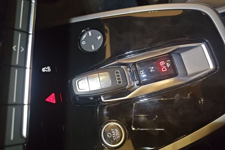 奥迪Q4 e-tron 2024款 40 e-tron 创行版中控内饰11