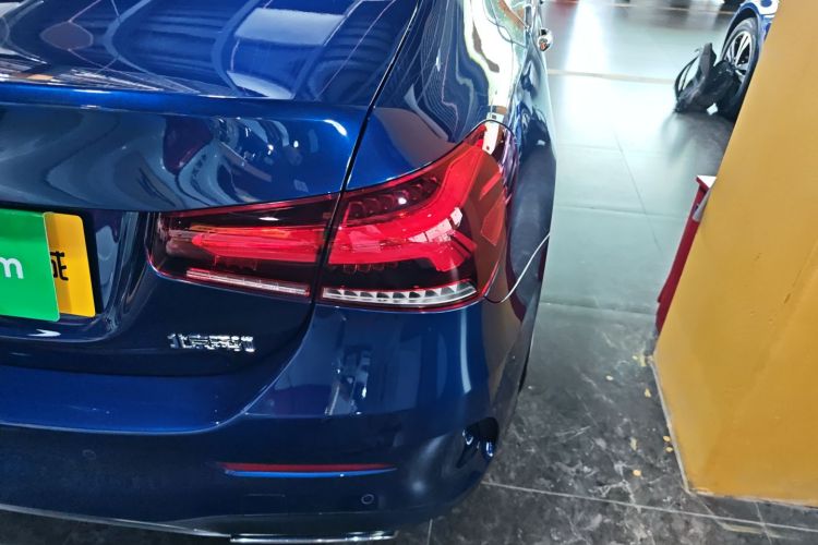 奔驰A级 2021款 A 200 L 运动轿车时尚型车身外观9