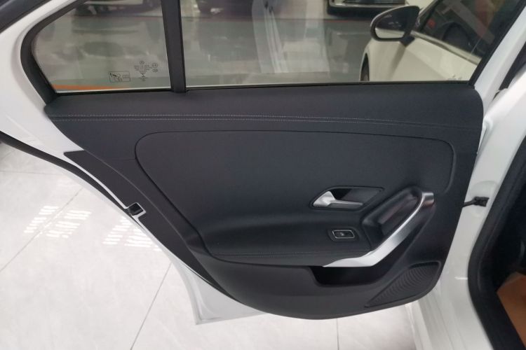 奔驰A级 2022款 改款三 A 200 L 运动轿车时尚型中控内饰49