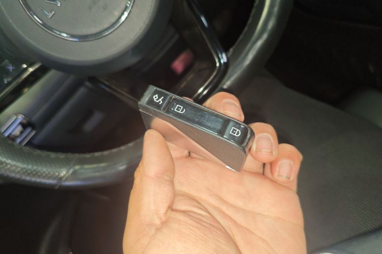 领克09 EM-P 2021款 2.0T PHEV Halo 六座中控内饰11