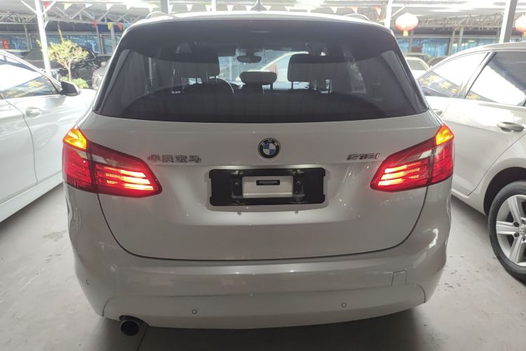 宝马2系旅行车 2016款 218i 时尚型车身外观6