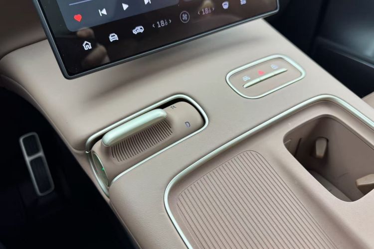 蔚来ES8 2024款 75kWh中控内饰18