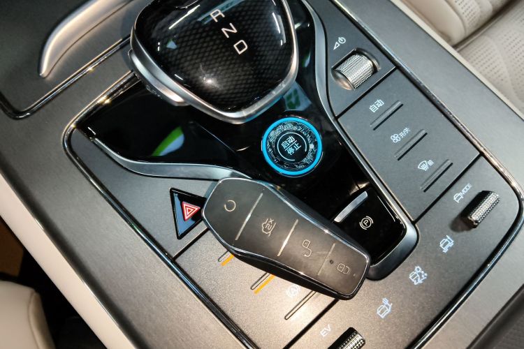 比亚迪 唐新能源 2024款 DM-p 冠军版 215KM 四驱旗舰型中控内饰7001