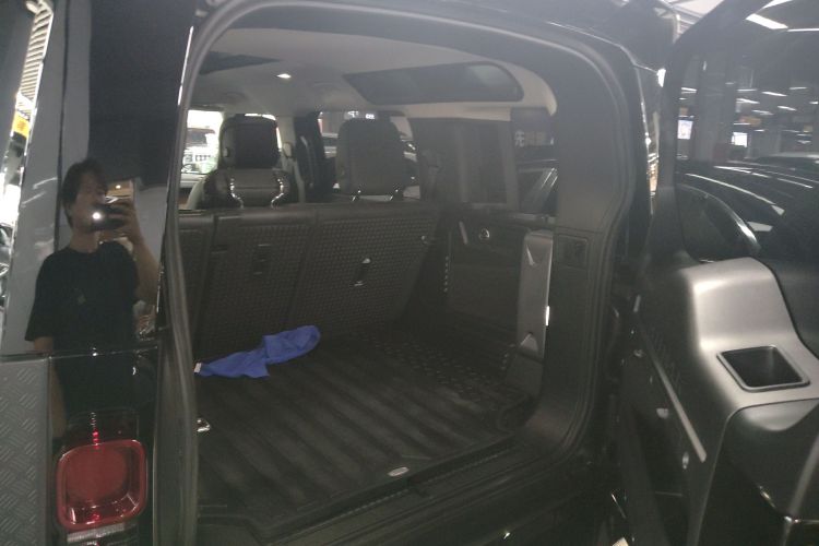 路虎卫士 2024款 110 3.0T P400 暗黑特别版机舱底盘23