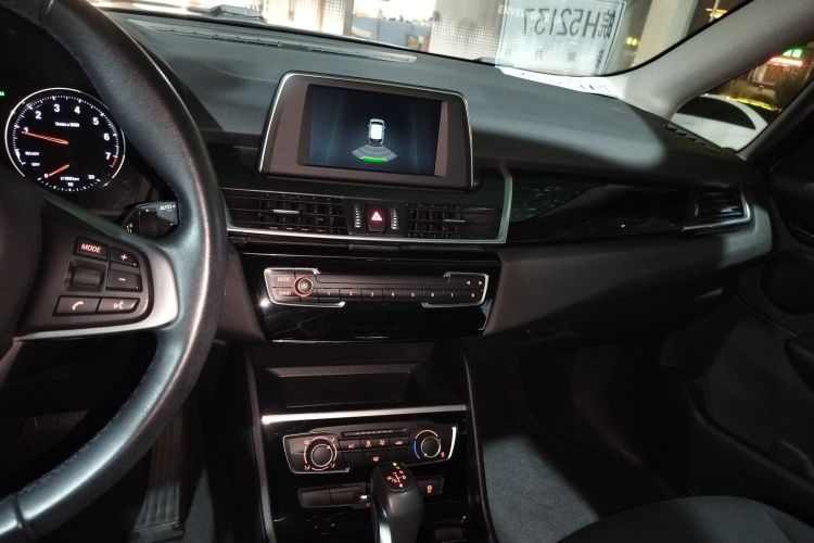 宝马2系旅行车 2018款 218i 时尚型中控内饰16