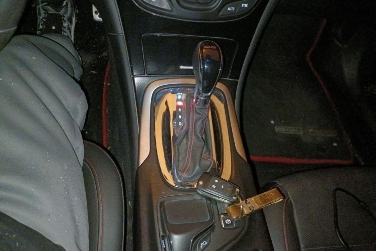 别克 君威 2014款 GS 2.0T 纵情运动版中控内饰18