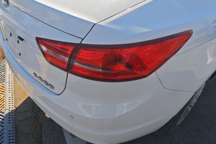 福特 福睿斯 2017款 改款 1.5L 手动舒适型车身外观9