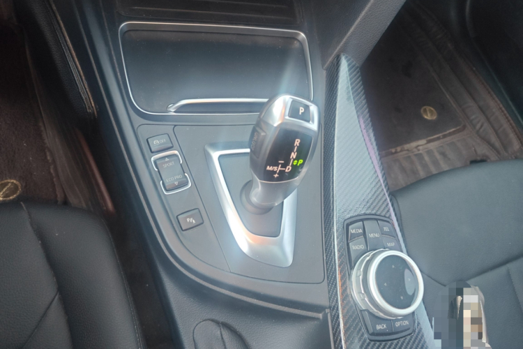 宝马3系 2016款 320i 时尚型中控内饰18