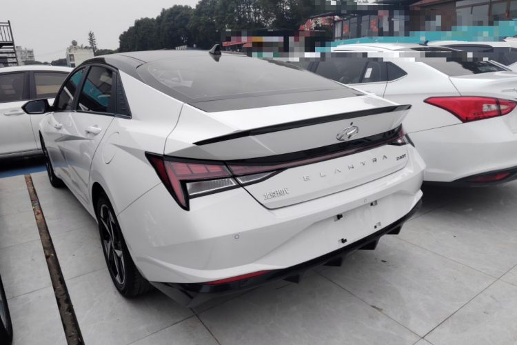 现代 伊兰特 2022款 240TGDi DCT LUX尊贵版车身外观4