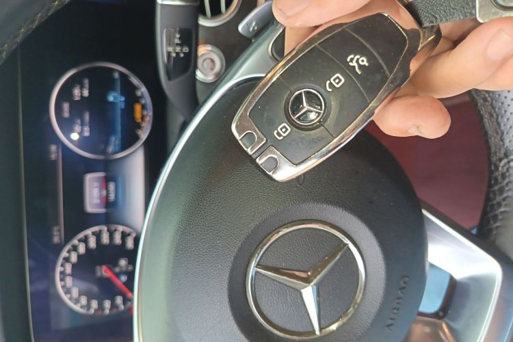 奔驰E级 2016款 E 200 L 运动型中控内饰7001