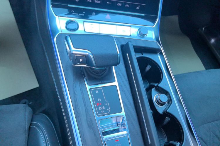 奥迪A6L 2023款 改款 55 TFSI quattro 尊享动感型中控内饰18