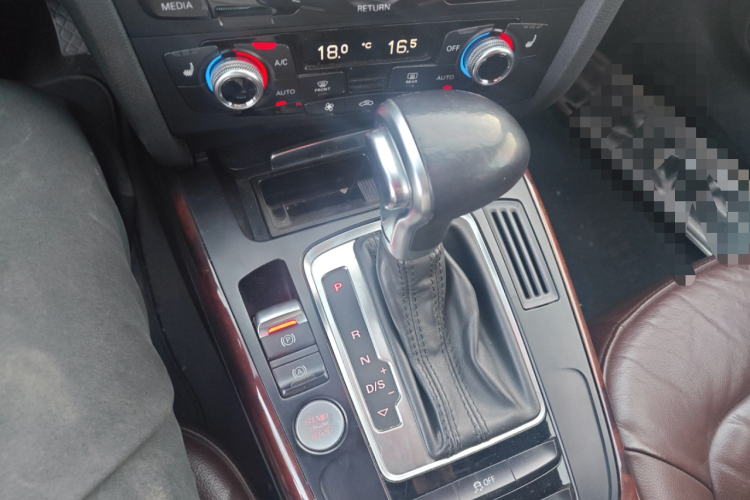 奥迪A4L 2016款 35 TFSI 典藏版 自动标准型中控内饰18