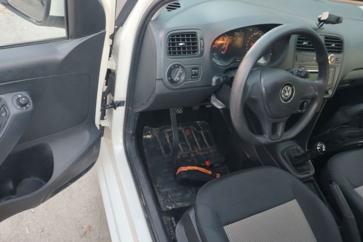 大众 Polo 2014款 1.4L 手动风尚版中控内饰20