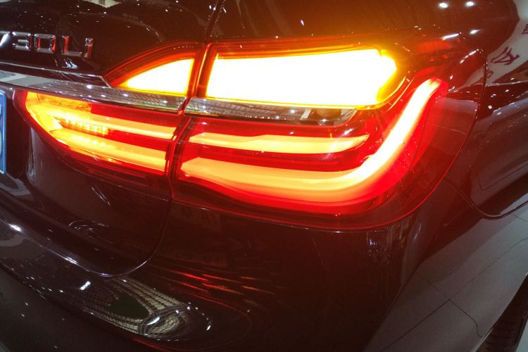 宝马7系 2018款 730Li 领先型 卓越套装车身外观9