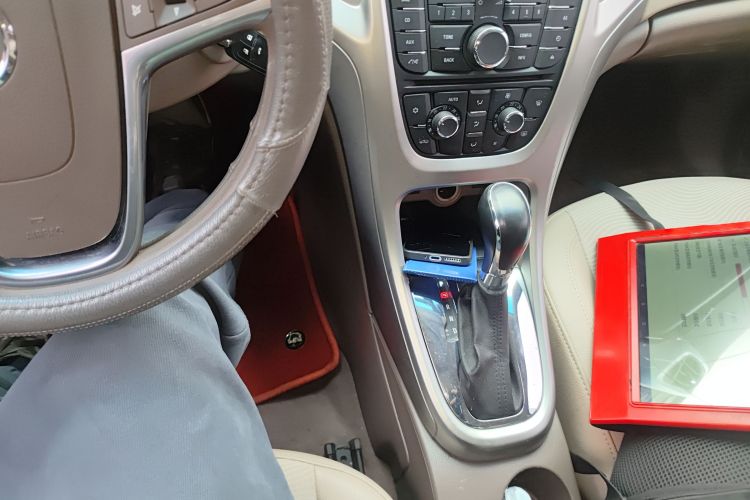 别克 英朗 2013款 GT 1.6L 自动时尚版中控内饰18