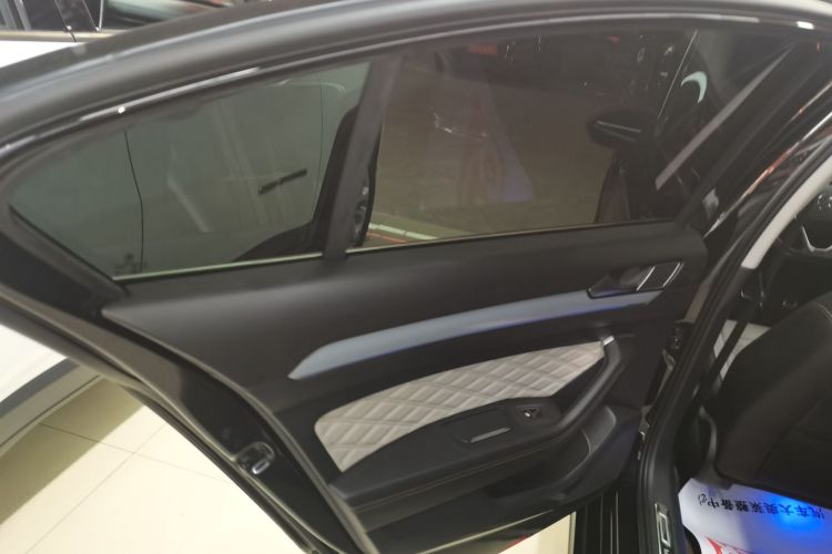 大众 迈腾 2023款 200万辆纪念版 330TSI DSG豪华型中控内饰7008