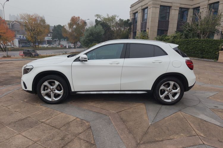 奔驰GLA 2019款 GLA 200 动感型车身外观4