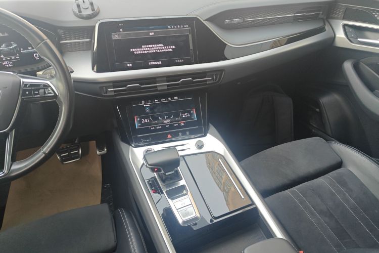 奥迪Q6 2023款 40 TFSI quattro 观云型 Light 飞骑套装中控内饰16