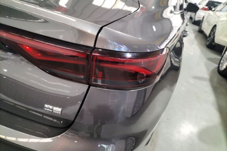 吉利汽车 帝豪 2023款 第4代冠军版 1.5L CVT尊贵型车身外观6006