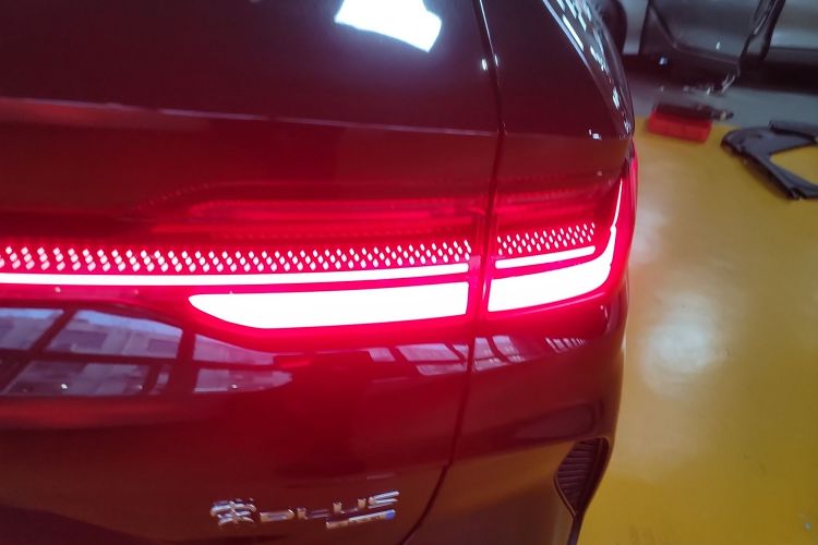 比亚迪 宋PLUS新能源 2025款 EV 智驾版 520km 尊贵型车身外观9