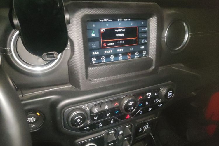 Jeep 牧马人 2018款 2.0T Sahara 四门版中控内饰16