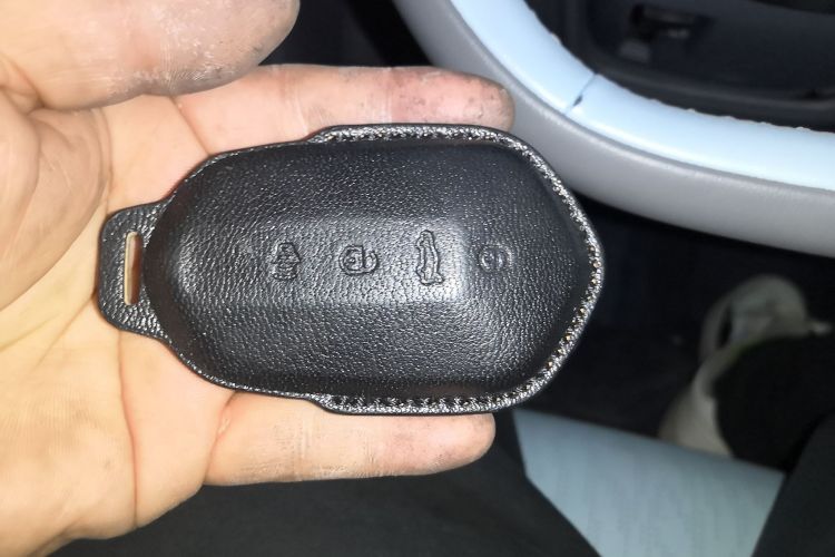 睿蓝汽车 睿蓝7 2023款 605km 猎光中控内饰7001