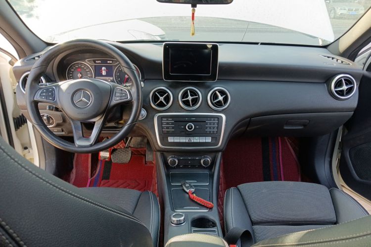 奔驰A级(进口) 2017款 改款 A 200 动感型中控内饰12