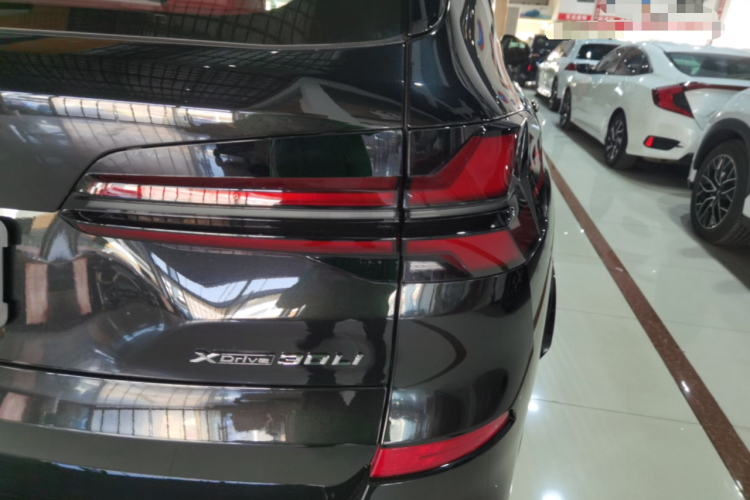 宝马X5 2026款 xDrive 30Li 尊享型M运动曜夜套装车身外观9