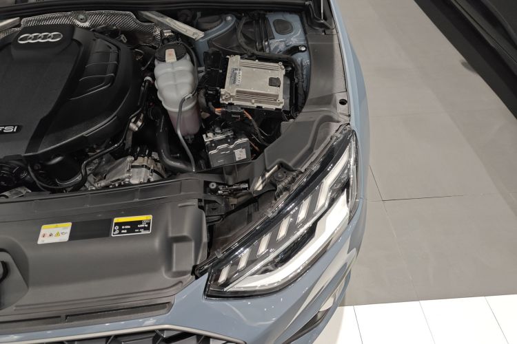 奥迪A4L 2022款 40 TFSI quattro RS套件燃速型机舱底盘26