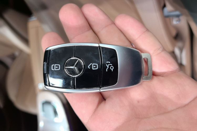 奔驰E级 2023款 改款 E 300 L 时尚型中控内饰11