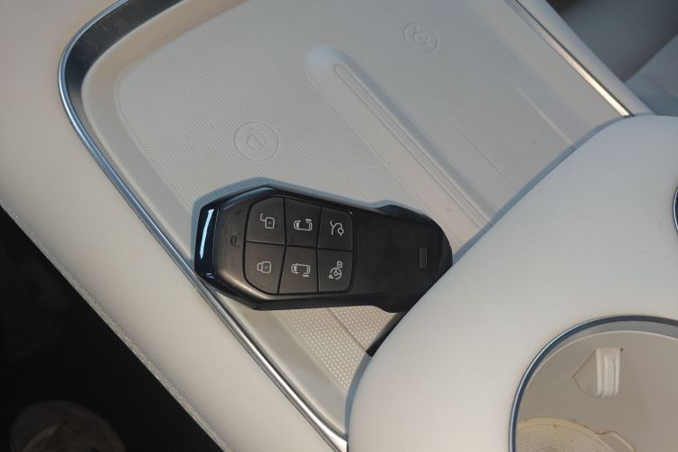 小鹏X9 2024款 702超长续航Max中控内饰7001