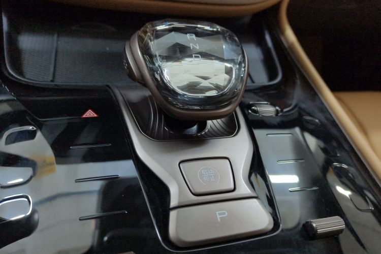 腾势D9 2022款 DM-i 970 四驱旗舰型中控内饰18