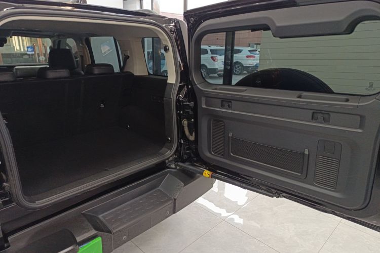 坦克300 2021款 越野版 2.0T 挑战者机舱底盘23