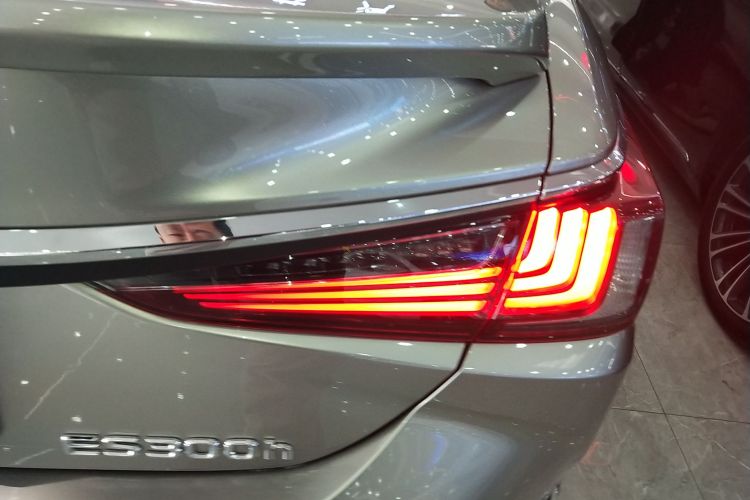 雷克萨斯ES 2022款 300h 卓越版车身外观9
