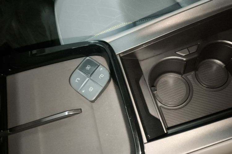 领克08 EM-P 2025款 220km 四驱性能Halo中控内饰7001