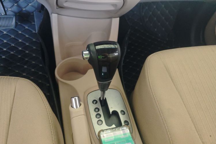 起亚 狮跑 2013款 2.0L 自动两驱版GL中控内饰18