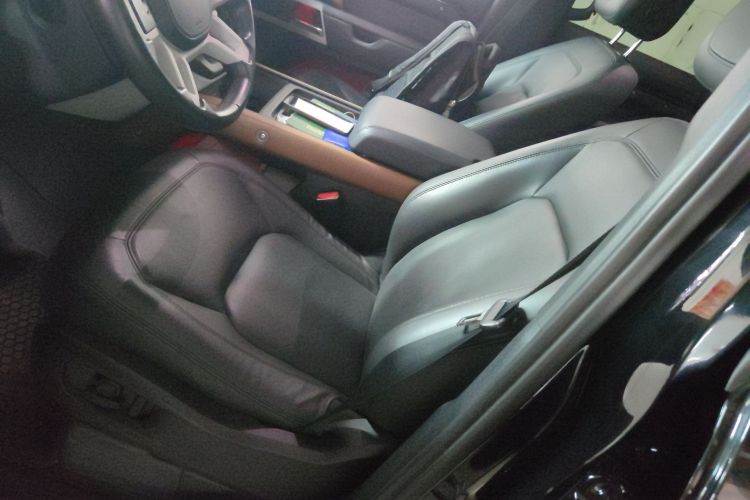 路虎卫士 2023款 改款 110 3.0T P400 暗黑特别版局部细节19