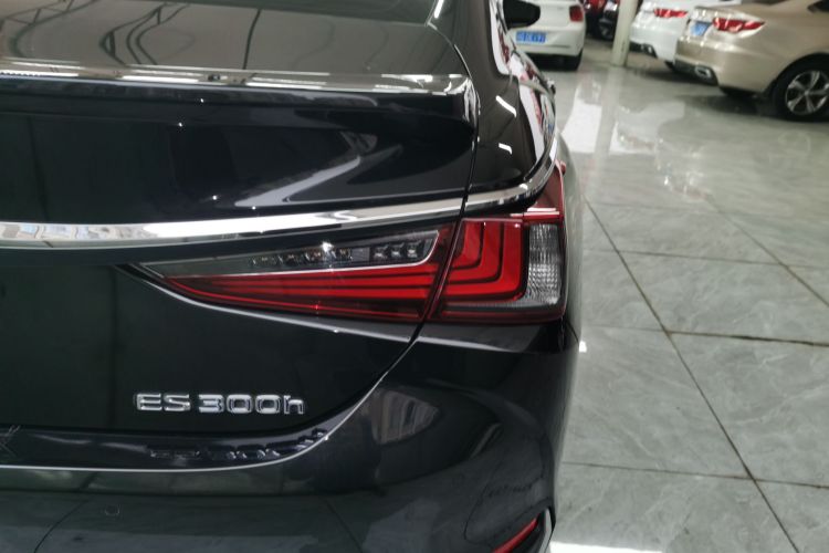 雷克萨斯ES 2021款 300h 臻享版车身外观9