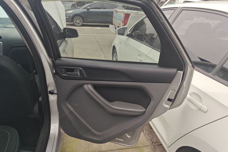 福特 福克斯 2013款 两厢经典 1.8L 自动基本型中控内饰45