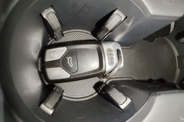 奥迪A4L 2018款 30周年年型 40 TFSI 进取型中控内饰7001