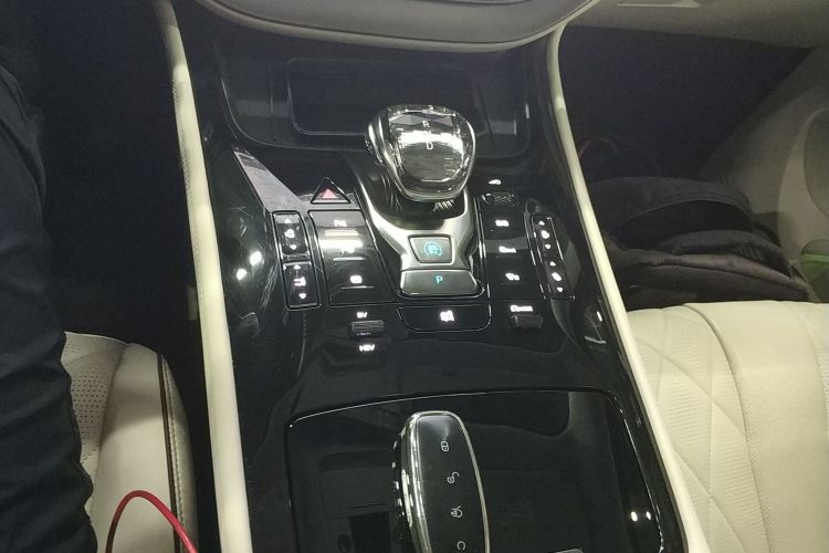 腾势D9 2024款 DM-i 980 四驱旗舰型中控内饰18