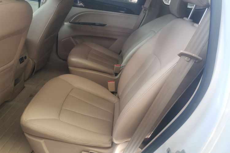 宝骏730 2016款 1.5L 手动豪华型 7座中控内饰7004