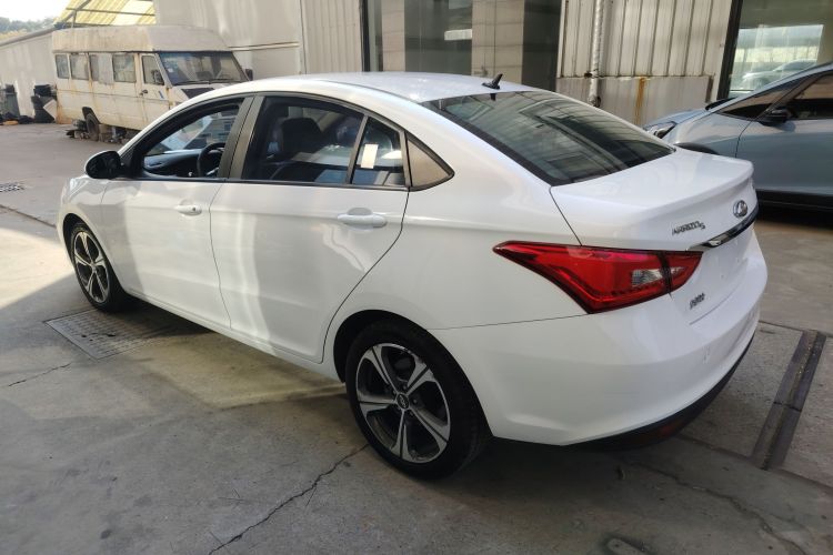 奇瑞 艾瑞泽5 2019款 改款PRO 1.5L 手动青春版 国VI车身外观4